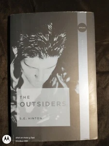 The Outsiders by S.E. Hinton, 2006 Speak Platinum Edt. 1st PRT. - Picture 1 of 5