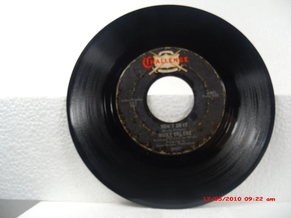 MICKY DOLENZ -(45)- DON'T DO IT / PLASTIC SYMPHONY III - CHALLENGE RECORDS- 1966 - Image 1 of 2