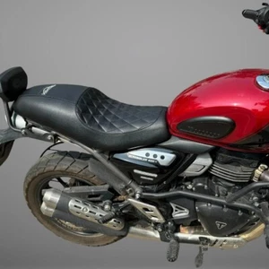 Triumph Speed 400/Scrambler 400X Cafe Racer Quilted Super Comfortable Seat - Foto 1 di 8