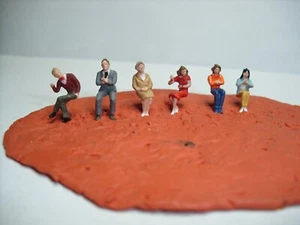 Preiser Figuren H0 1:87 Sitzende Passanten - Bild 1 von 1