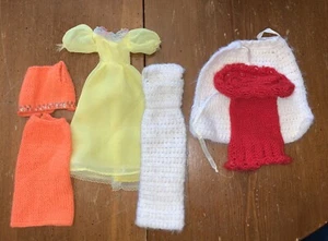 Barbie vintage anni 60 lotto 4 abiti e un mantello clone guaina in maglia, giallo campanella chiffon - Foto 1 di 13