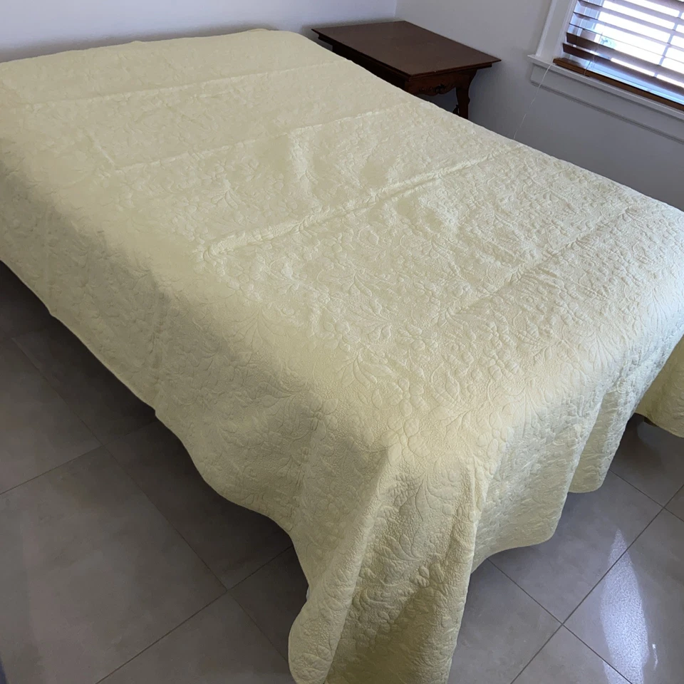 Queen amarillo pálido reversible cobertor algodón 88”X 100” DEFECTUOSO” Foto 1 de 4