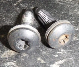 Jeep Wrangler TJ LJ 1997-2006 OEM PARABRISAS PERNOS DE BLOQUEO - Imagen 1 de 1