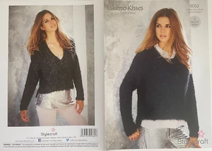 Damas Esponjoso V + Escote Redondo Suéter PATRÓN TEJIDO Jersey Stylecraft 9052 - Imagen 1 de 9