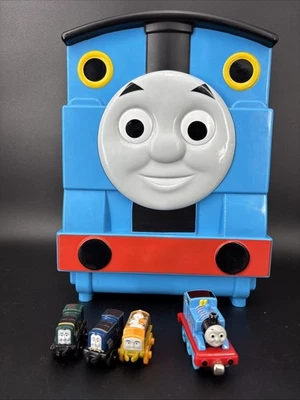 Estuche de transporte de tren de juguete Thomas the Tank Engine con vía incorporada con trenes Foto 1 de 4