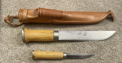 Conjunto de facas duplas vintage Lisakki Jarvenpaa Oy Finlândia com bainha de couro - Imagem 1 de 4