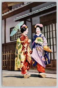 Postal cromada vintage Kyoto Japón Maiko Girls escena callejera - Imagen 1 de 2