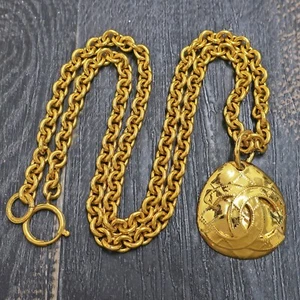 Colgante collar cadena vintage redondo logotipos CC chapado en oro Chanel #911c en elevación - Imagen 1 de 6