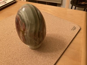 NEW VTG 6” HIGH GREEN/BROWN DECORATIVE ONYX EGG W/STAND - Picture 1 of 7