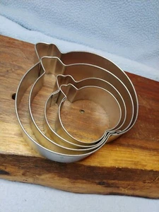 My Estate Sale! Pumpkin Cookie Cutters~ Set Of 4 Graduated Sizes 2.25" to 4.5" - Picture 1 of 5