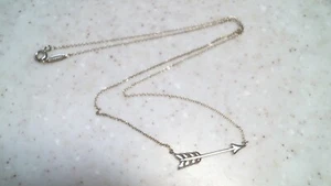 Collana con ciondolo freccia Tiffany &Co 2,1 grammi / 18 pollici - Foto 1 di 3
