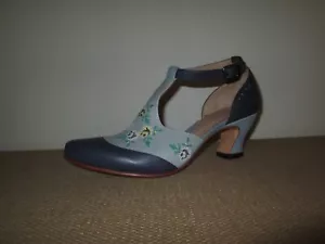 JOHN FLUEVOG Rigel blu con cinturino a T e tacco a pompa con ricamo floreale taglia 7,5 - Foto 1 di 12