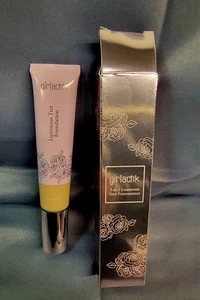 GIRLACTIK Fondotinta Tinta Luminosa 2 in 1 in F4 Medium 1,35 Fl Oz Nuovo con scatola - Foto 1 di 6