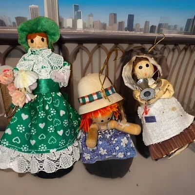 Lote De Colección De 3 Muñecas Adornos Miniatura Hecho A Mano 2-Madera 1 Cáscara De Maíz 2-4 pulgadas Foto 1 de 4