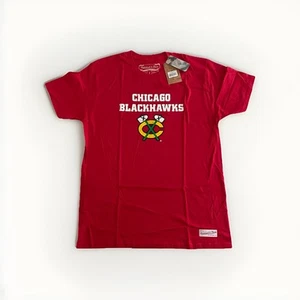 Camiseta Mitchell & Ness Para Hombres Chicago Blackhawks NHL Distressed Básica Logo - Imagen 1 de 6