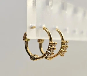 Gold Mini Creolen Trio CZ zierliche Huggie Creolen 10 mm Neu ohne Etikett - Bild 1 von 4
