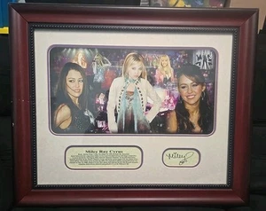 Foto enmarcada de Miley Cyrus Hannah Montana y exhibición biográfica 24x20 con firma impresa - Imagen 1 de 3