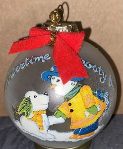 VINTAGE HANDBEMALTER SCHNEEMANN & WELPE "WINTERTIME IS FROSTY FUN" BALL ORNAMENT 3" T - Bild 1 von 8