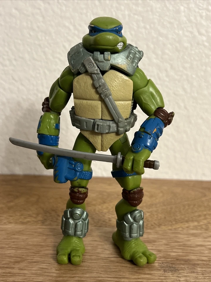 "FIGURA DE ACCIÓN JUGUETE TEENAGE MUTANT NINJA TURTLES ALIEN HUNTER LEANARDO 6,5""" Foto 1 de 4
