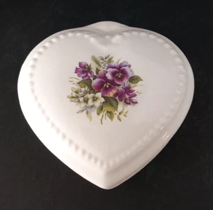 Caja de baratijas con tapa en forma de CORAZÓN de porcelana McNees de colección con flores violetas EE. UU. - Imagen 1 de 7