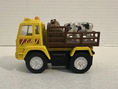 Camión de ganado pequeño Kintoy Pull-Back granja con vacas y heno, fundido a presión/plástico Foto 1 de 4