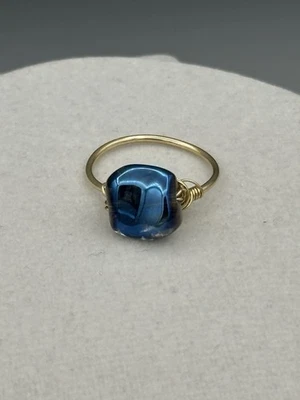 Anillo de vidrio ondulado azul iridiscente, tamaño 8, latón dorado Foto 1 de 4