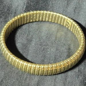 VINTAGE Avon Bracciale Elasticizzato Tono Oro 7,75" Gioielli Moda Classici - Foto 1 di 7