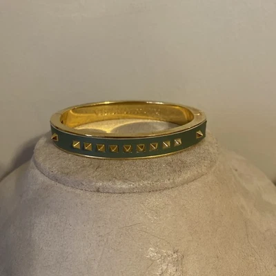 Pulsera Vince Camuto para mujer en tonos dorados y azules con tachuelas Foto 1 de 4