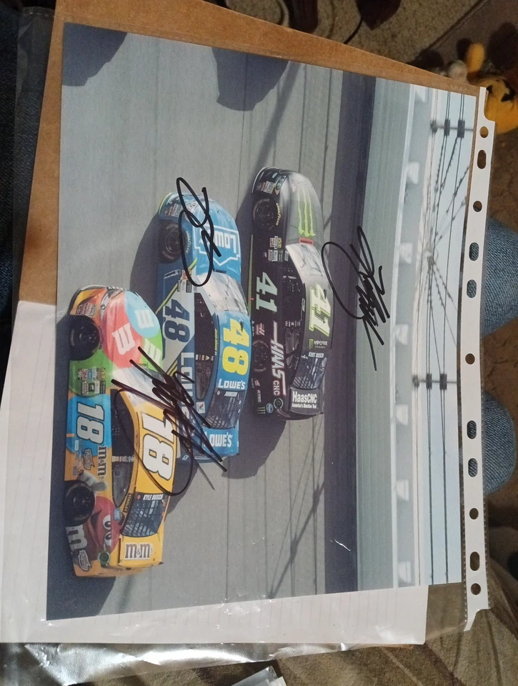 Foto firmada por los pilotos de Nascar Kyle Busch, Kurt Busch y Jimmy Johnson Foto 1 de 1