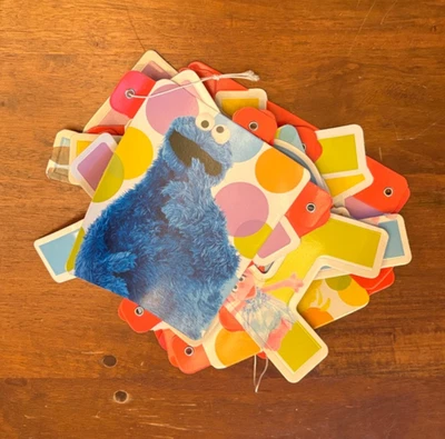 Letrero de papel grueso de Feliz Cumpleaños Plaza Sésamo con ojales. Foto 1 de 2