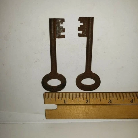 Antique Style Rusty Cast Iron Skeleton Keys (2) Ornate Design Decor Crafts 3" Cover