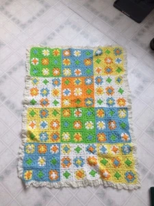 Vintage Handarbeit gehäkelt Granny Square afghanische Schoßdecke Spitze Kanten 9 Patch - Bild 1 von 4