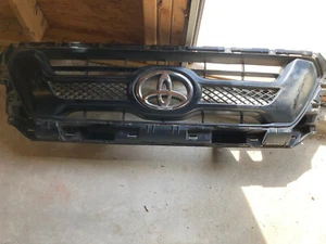 12-15 TOYOTA TACOMA - FRONT GRILLE - 53100-04470 - OEM OE FACTORY - Picture 1 of 3