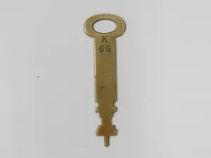 Llave de latón antigua de colección estampada K65, rara, inusual - Imagen 1 de 6