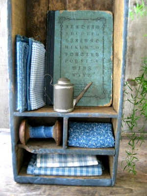 Pequeña regadera antigua de juguete de una cocina alemana Roombox Foto 1 de 4