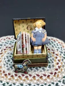 K. Hochradel Puppenhaus Miniatur kleiner Dampfer Truhe mit Spielzeug Puppe Schaukelpferd - Bild 1 von 12