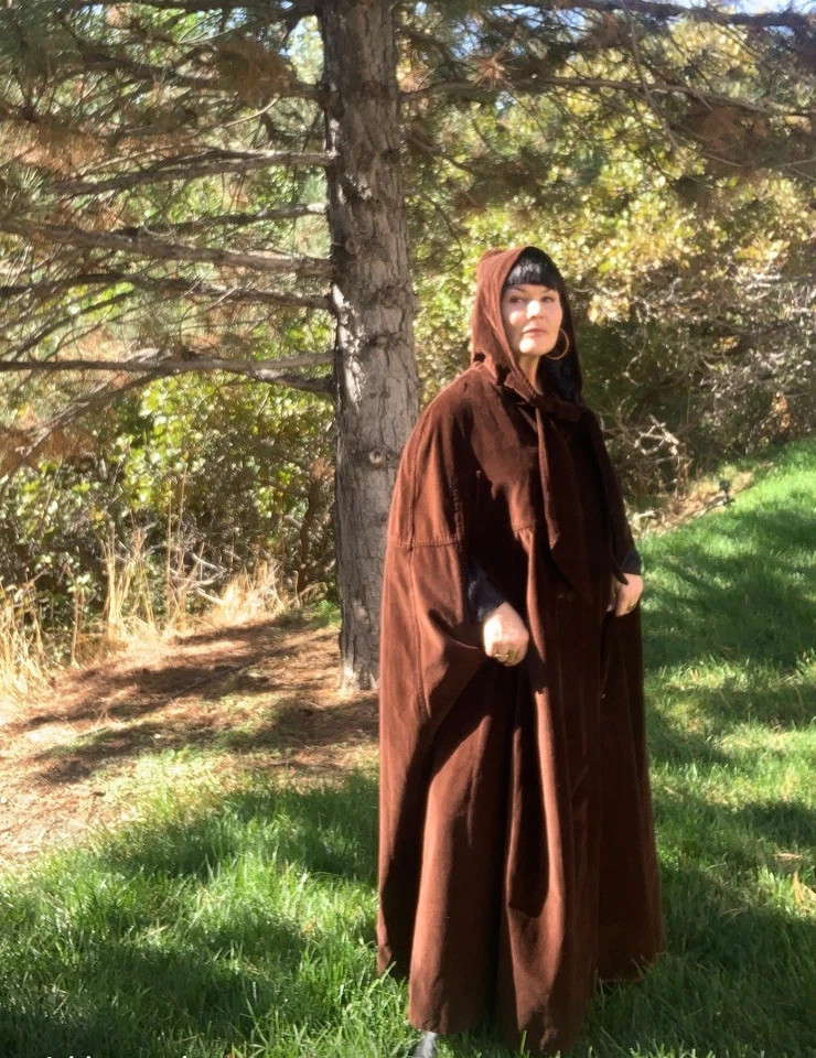 Antigua capa con capucha de terciopelo marrón Foto 1 de 4