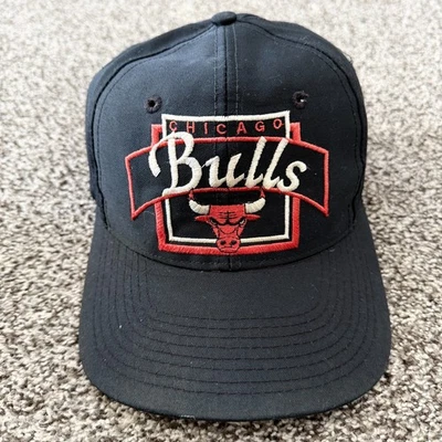 Boné Snapback Chicago Bulls Vintage Anos 80 Sarja Preta Logotipo Licenciado NBA DPM - Imagem 1 de 4