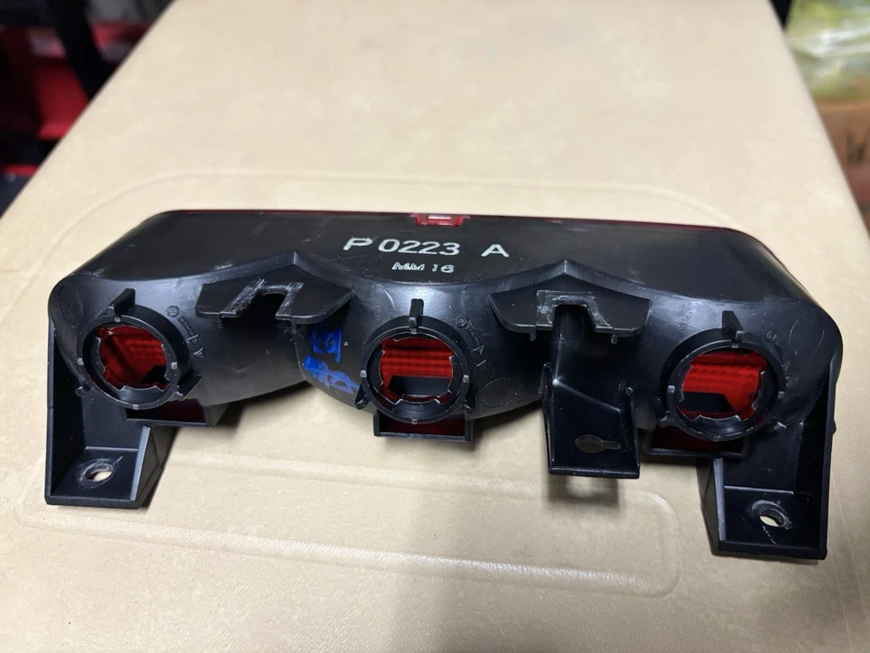 2000 01 02 03 2004 三菱 Montero 限量后部 3rd 高安装尾灯 OE — 第 1/2 张图片