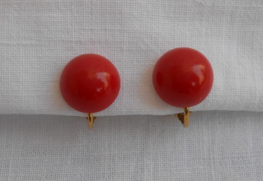 PICCOLI ORECCHINI TRIFARI TONDI IN LUCITE COLORE ROSSO A CLIP - Immagine 1 di 4