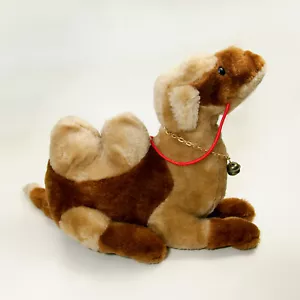 Juguete de peluche realista marrón de 2 jorobas camello con riendas y collar de campana - Imagen 1 de 6