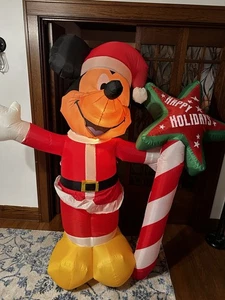 Mickey Mouse inflable grande con sombrero de Santa y bastón de caramelo decoración de patio iluminado - Imagen 1 de 6