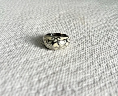 Anillo cúpula de resina blanca de trabajo con desplazamiento floral de acero inoxidable (9) Foto 1 de 4