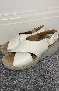 Sandalias Clarks de cuero no estructurado blancas con correa cruzada Reino Unido 4,5 UE 37,5 - Imagen 1 de 8