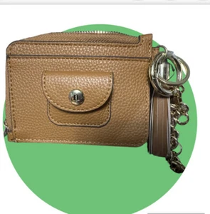 NUEVO CON ETIQUETAS Nanette Lepore Faith Manos Libres Pulsera Bronceada Billetera Tarjetero Portatarjetas - Imagen 1 de 10
