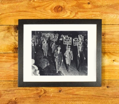 我们想要啤酒 - 1932 年纽约禁酒抗议者 - 带框壁挂 — 第 1/4 张图片