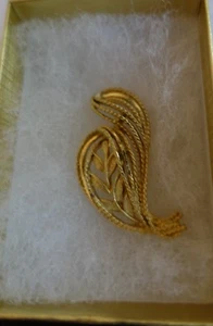 Broche Metal Hoja y Cuerda Firmada Roma 2" x 1" Tono Dorado-Excelente Estado - Imagen 1 de 3