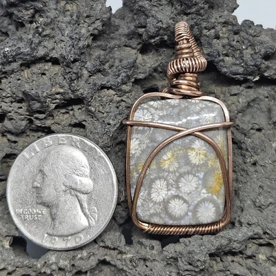 Colgante hecho a mano Trekntreasures - Almohada de coral fósil indonesio envuelta en cobre Foto 1 de 4