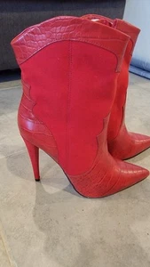 New Shoedazzle Red Faux Crocodile Skin & Suede Short Boots Size 10 - Picture 1 of 4