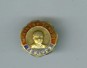 Spilla da bavero scuola William McKinley smaltata presidente febbraio 1929 - Foto 1 di 2